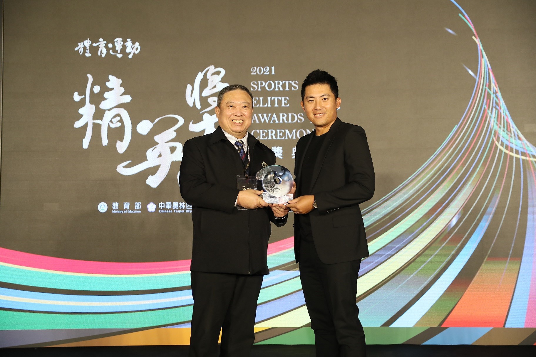 (圖)President Lin Hung-tao presented the Best Sports Spirit Award to Pan Cheng-Tsung